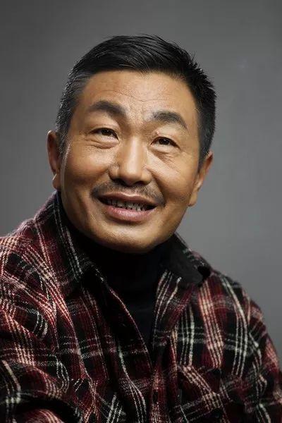 演员杜源个人资料,从荧幕硬汉到慈父形象，演艺生涯的多面人生